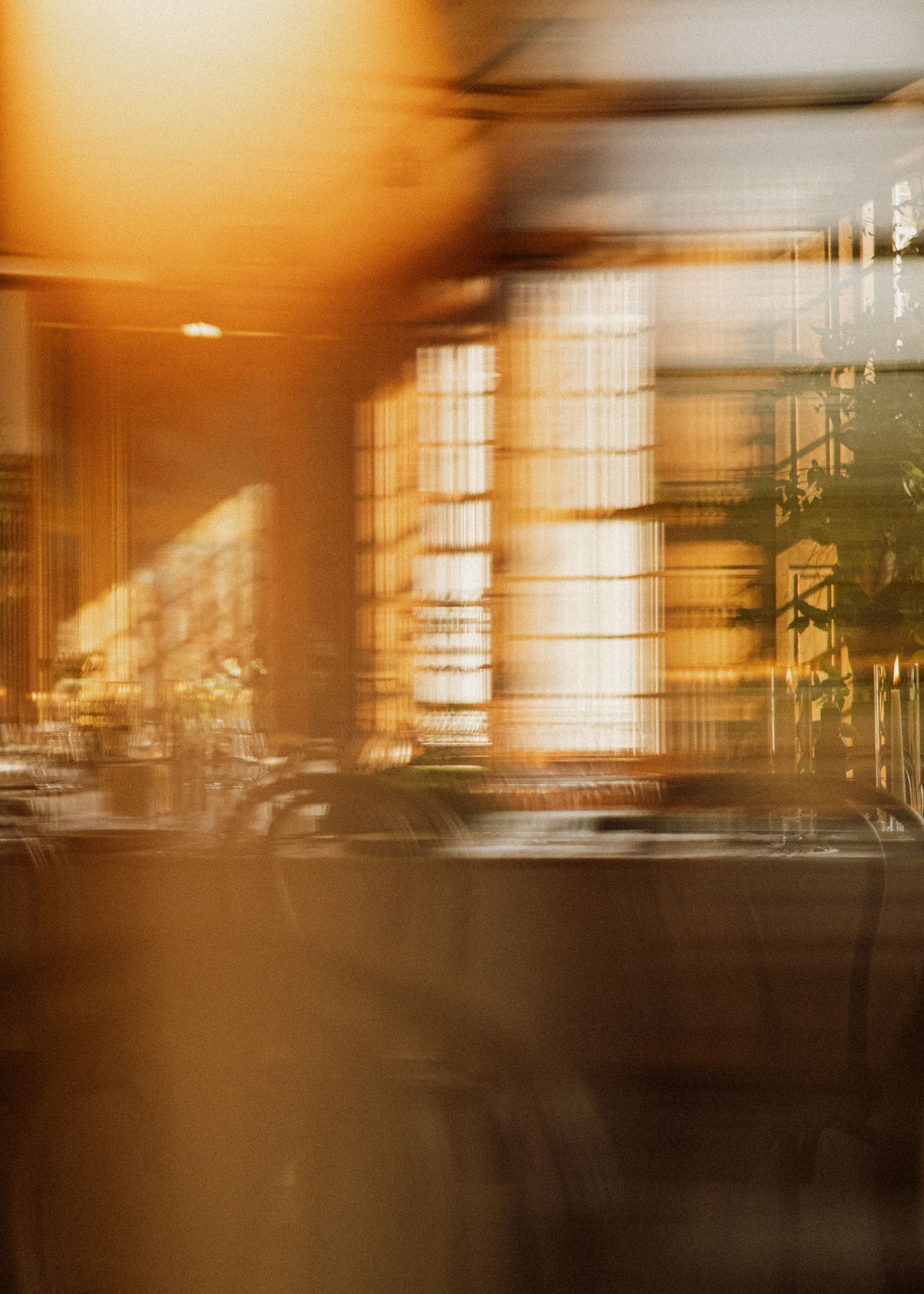 Interieur met bloemen in warm avondlicht, bewust in beweging gefotografeerd